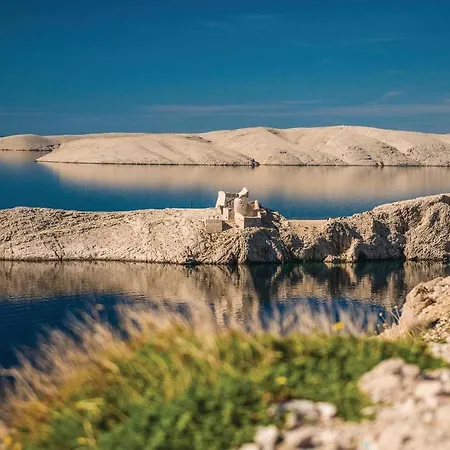 Appartement Amazing In Pag With 2 Bedrooms And Wifi *