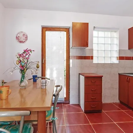Amazing In Pag With 2 Bedrooms And Wifi Apartman