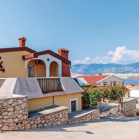 Amazing In Pag With 2 Bedrooms And Wifi Apartman